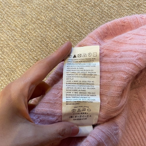 Scoop neck cashmere sweater.  Pretty in pink. - Picture 7 of 7